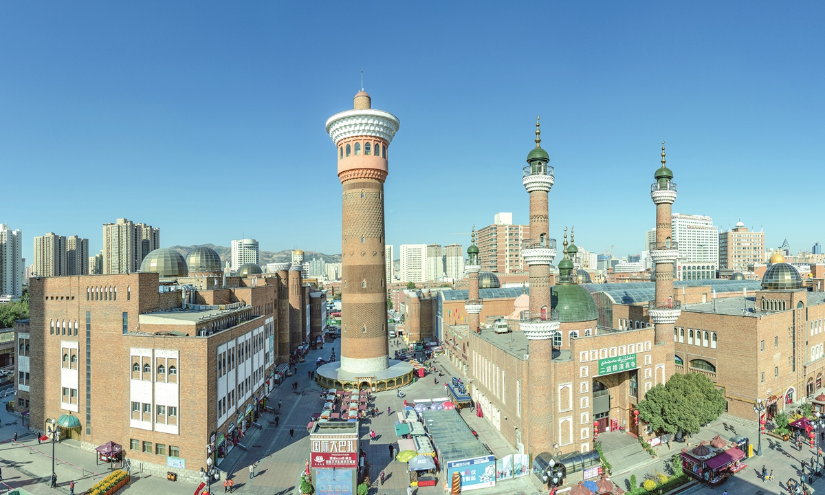 Grand Bazaar in Urumqi, Xinjiang Photo: VCG